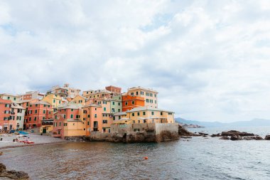 Boccadasse kıyısında renkli binalar var. Cenova, İtalya 'da ligurya denizine bakan büyüleyici bir mahalle.