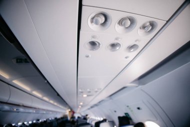 Havalandırma delikleri ve okuma ışıkları ticari uçakla uçan yolcular için konfor sağlıyor