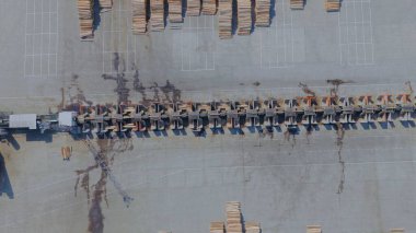 Kereste işleme hattının hava görüntüsü bir ahşap fabrikasında kereste üretimini verimli bir şekilde yönetiyor.