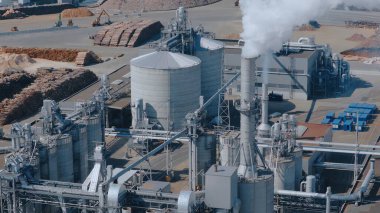 Kereste işleme tesisinde duman ve buhar çıkaran bacalar.