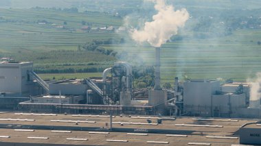 Endüstriyel bacalardan yükselen duman kırsal alandaki havayı kirletiyor, çevresel kaygıları vurguluyor