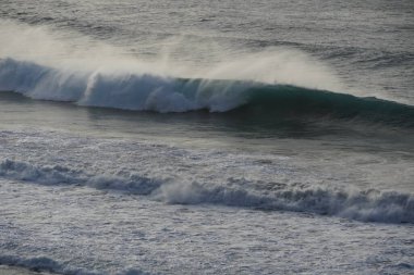 Büyük bir dalgada dalgalanan büyük deniz.