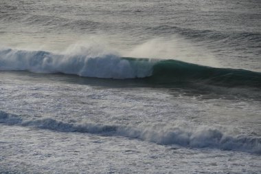 Dalgalar sahile çarpıyor.