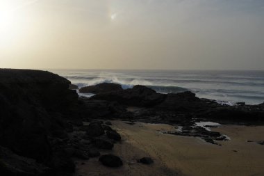 Atlantik Okyanusu kıyısındaki dalgalar ve kayalar.