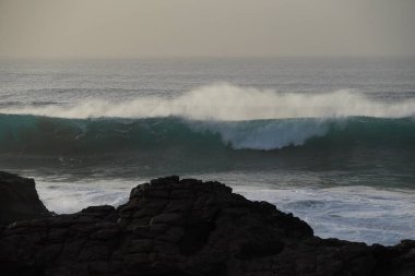 Dalgalar kayalara çarpıyor.