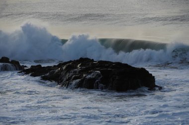 Portekiz 'in Atlantik kıyısındaki dalgalar