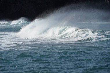 Vücut tahtalarının, dalgaların ve okyanus akıntısının yarattığı tehlikenin sabahı. 