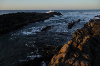 Denizin üzerinde güzel bir gün batımı