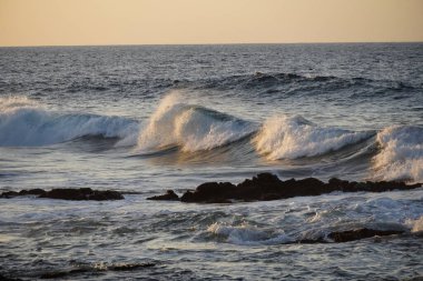 Sahildeki deniz dalgaları