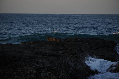 Denizin üzerinde güzel bir gün batımı