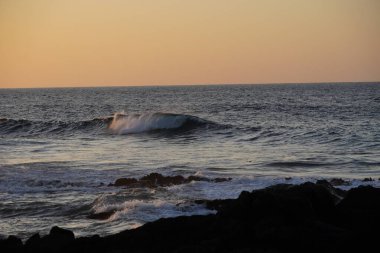 Gün batımında dalgalar