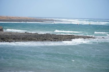 Sahildeki deniz dalgalarının manzarası.