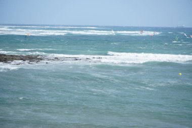 Sahildeki deniz dalgaları