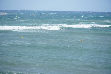 Sahilde güzel deniz dalgaları