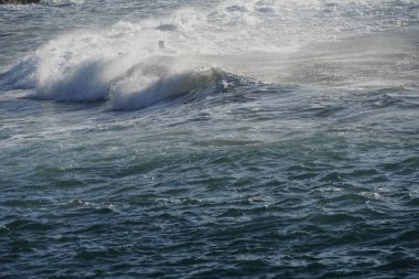 Kayalıklardaki deniz dalgaları