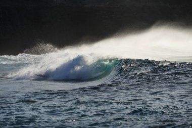 Kayalardan kopan güzel okyanus dalgaları
