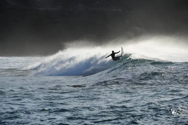 Dalgalarda sörf yapmak