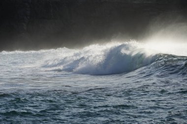 Okyanus üzerinde fırtınalı bir fırtına. Büyük fırtına dalgaları.