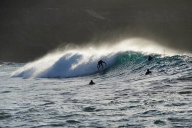 Dalgalarda sörf yapmak
