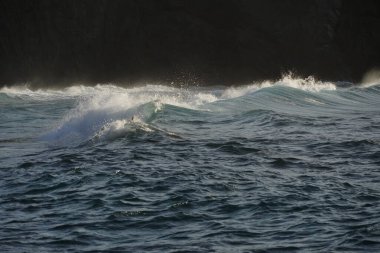 Dalgalar kayalara çarpıyor.