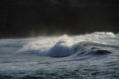 Dalgalar kayalıklarda dalgalanır.