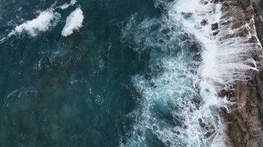 Deniz dalgalarının havadan görünüşü