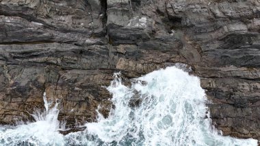 Dağlarda güzel bir şelale