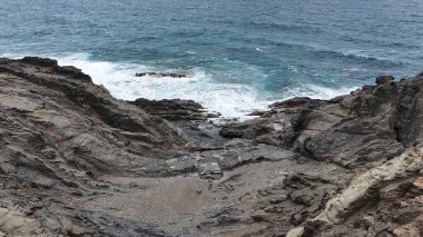 İsrail devletinin Kuzey Akdeniz manzaralı kayalık sahil.