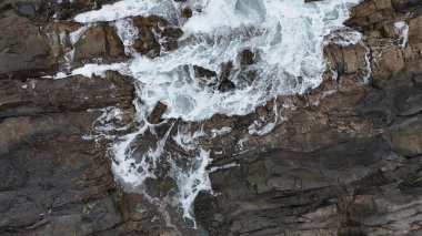 Sahile su sıçrıyor.