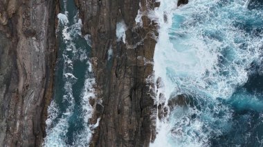 Akdeniz kıyılarında dalgalar