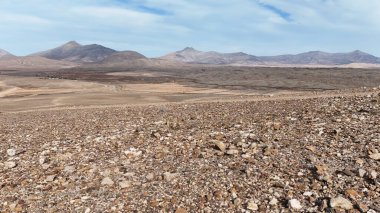 Dağlar, kayalar ve doğa ile çöl manzarası.