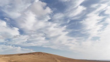 Çöldeki güzel dağ manzarası