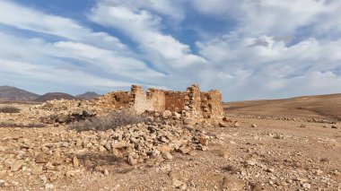 Ölü deniz adasının çölünde terk edilmiş antik bir kale..