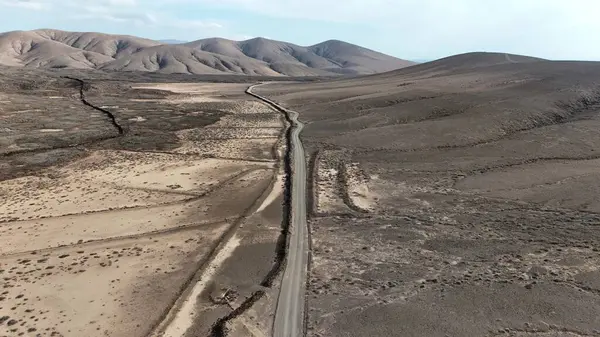 İsrail 'in kuzeyindeki Negev Çölü vadisinde çölün güzel hava manzarası.