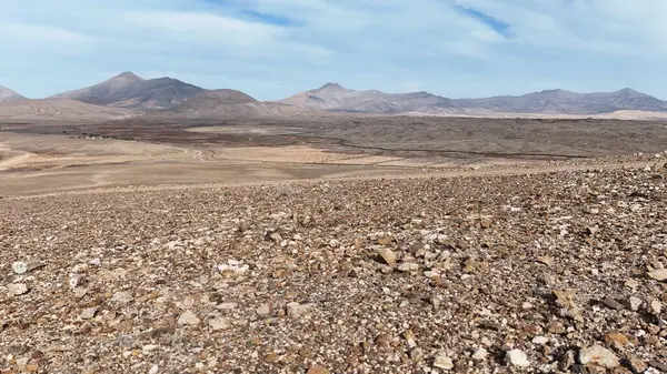 Dağlar, kayalar ve doğa ile çöl manzarası.
