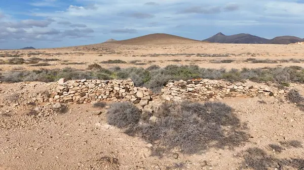 Sahara dağlarındaki Sahara çölünün manzarası.