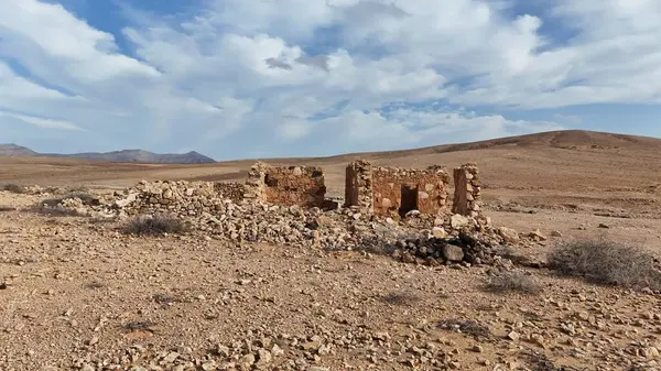 Ürdün çölünde terk edilmiş bir bina..