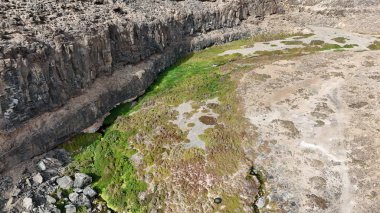 Büyük taşlı bir dağ manzarası..