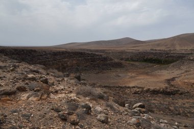 Çöldeki dağların manzarası