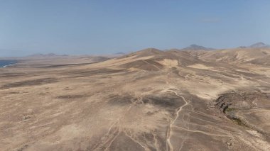 Gökten dağlara bak.