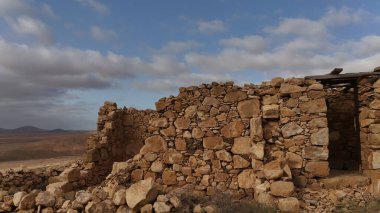 Çöldeki eski taş ev.