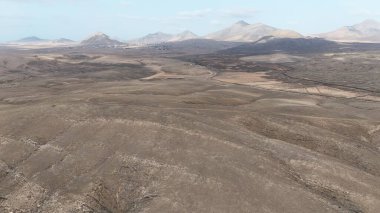 Dağlı ve bulutlu manzara