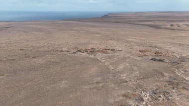 Denize ve dağlara bak.