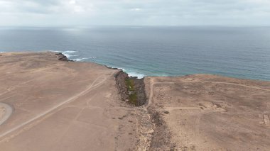 Deniz manzarası ve dağlar