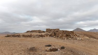 Umman 'daki dağlarda kayalıklarla kaplı bir manzara.