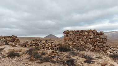 Çöldeki taş duvar.