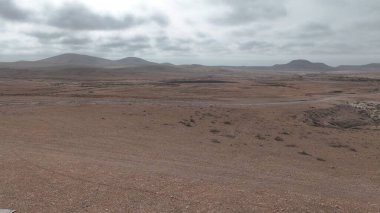 Arkadaki dağların güzel manzarası