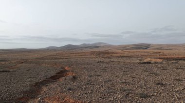 Arkasında dağlar ve bulutlar olan manzara