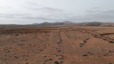 İspanya 'da çölde yolun dikey görüntüsü.