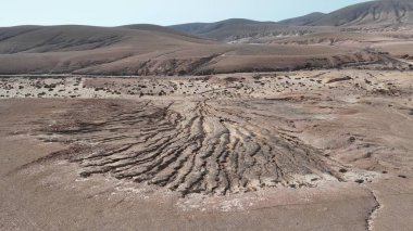 Fuerteventura adasının, kanarya adasının, İspanya 'nın çölündeki volkanik bir arazinin havadan görünüşü..